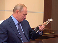 Сечин пришёл к Путину с бутылкой, но голова будет болеть у красноярцев