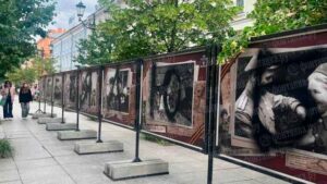Признание в любви на фоне истории: петербуржец попал под уголовное дело за надпись на стенде ко Дню Победы