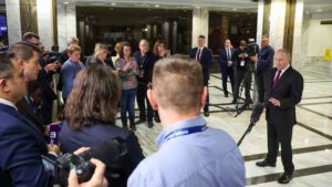 Глава Минэкономразвития попросил китайцев построить в России заводы

Текст: Москва приглашает китайские компании прийти и построить в России заводы, заявил министр экономического развития РФ Максим Решетников на форуме «Россия зовет!».«Пользуясь случаем, вот хочу призвать китайские компании активнее приходить в нашу страну и локализовывать свои производственные мощности», — цитирует Решетникова Reuters.В качестве примера он привел «производство энергетического оборудования», которое остро необходимо российской экономике: к 2042 году, по оценкам правительства, в стране нужно построить 90 гигаватт новых мощностей, чтобы ликвидировать угрозу энергодефицита. Инвестиции в такие стройки оцениваются 43-47 триллионов рублей.«Это будет выгоднее, вы сможете конкурировать, ниша будет очень большая», — сказал Решетников, зазывая китайских инвесторов. Он добавил, что «в условиях конкурса приоритет у российского оборудования», но это «не закрывает вход производителям из других стран».Ставший крупнейшим торговым партнером Кремля после начала войны, Китай пока воздерживается от значимых инвестиций в реальный сектор российской экономики. Ранее власти КНР запретили местным компаниям инвестировать в нефтегазовый сектор России,отказалисьфинансировать проект «Сила Сибири-2» идали указаниеавтоконцернам не строить в РФ заводы.

Президент РФ Владимир Путин в ходе визита в Китай в мае просил Си Цзиньпина поделиться производственными технологиями. «Мы приветствуем создание и перенос китайских промышленных компетенций в нашу страну», — говорил Путин, добавляя что Москва готова обеспечить «комфортные условия для деятельности компаний из Китая в России».Несмотря на просьбы, статистика ЦБ РФ за годы войны ни разу не зафиксировала значимого притока капитала из «дружественных» стран. Напротив, суммарный объем прямых иностранных инвестиций в РФ устойчиво сокращается — на $63 млрд в прошлом году, на $80 млрд в 2023-м, на $138 млрд в 2022-м. Накопленным итогом с начала вторжения в Украину экономика, по данным ЦБ, потеряла 57% вложений иностранных инвесторов, а их общий объемопустилсядо $216 млрд — минимума с 2009 года.

Китай, который в 2011–2018 годах в средне ежегодно инвестировал в российские проекты $1,2 млрд в год,сократилвложения до $400 млн, согласно данным Института развивающихся экономик Банка Финляндии (BOFIT).